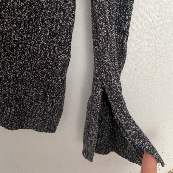 SMALL H&M BLACK AND WHITE LONG SLEEVE TOP WITH SMALL SLITS - Picture 4 of 5